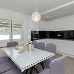 펜션 Four-bedroom In Glavina Donja *