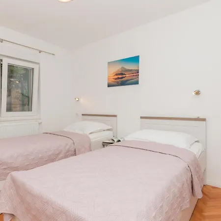 펜션 Four-bedroom In Glavina Donja